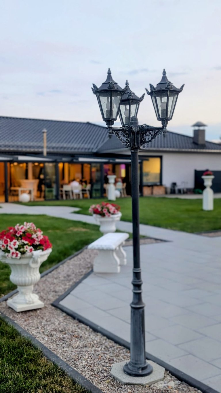 Aussenbereich Villa Restaurant mit Tischen und Stuehlen
