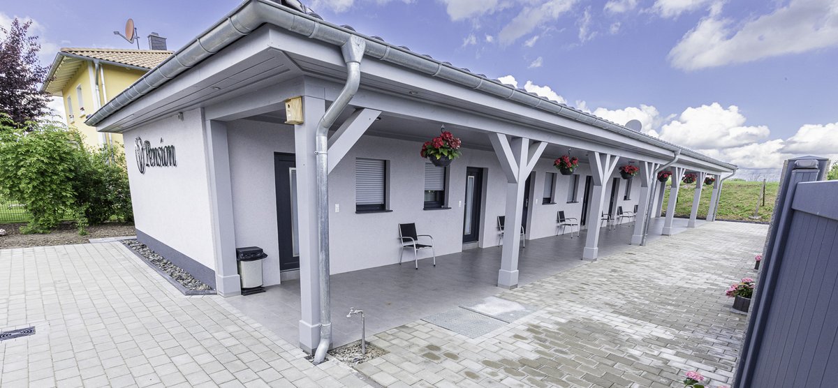 Pension Villa Restaurant Soemmerda Aussenansicht der Apartments