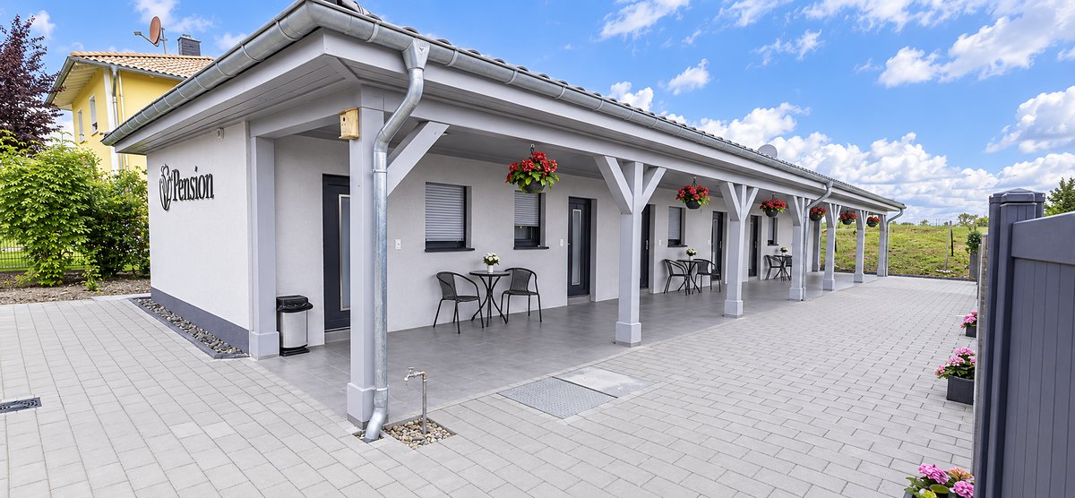 Pension Villa Restaurant Soemmerda Aussenansicht der Apartments